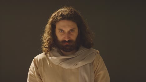 retrato de un hombre vestido con túnicas con cabello largo y barba que representa la figura de jesucristo 1