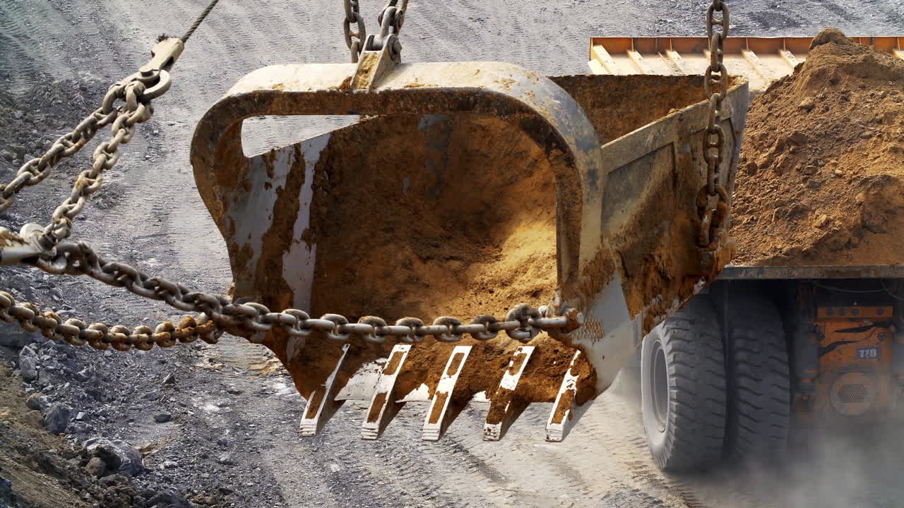 camión de descarga de carga con cubo de excavadora