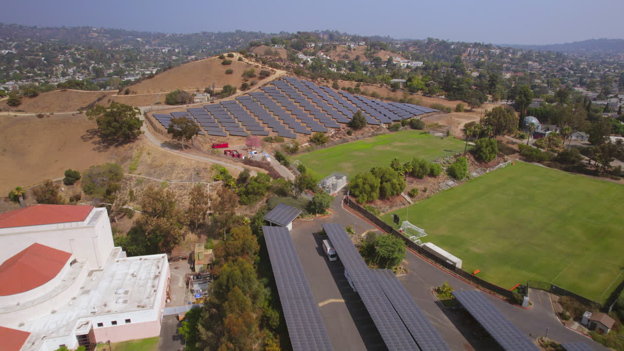 antena hacia y sobre paneles solares en el campus universitario en eagle rock en los angeles, california