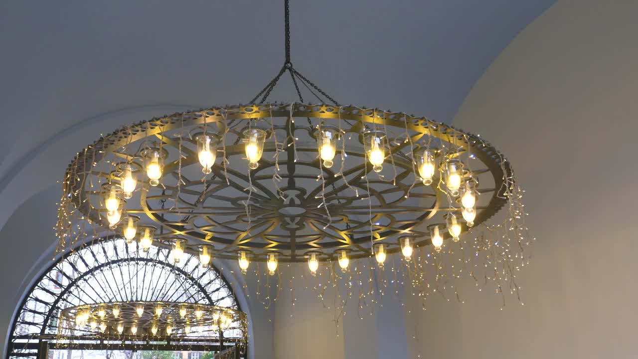 많은 전구 를 가진 큰 장식 된 들리어