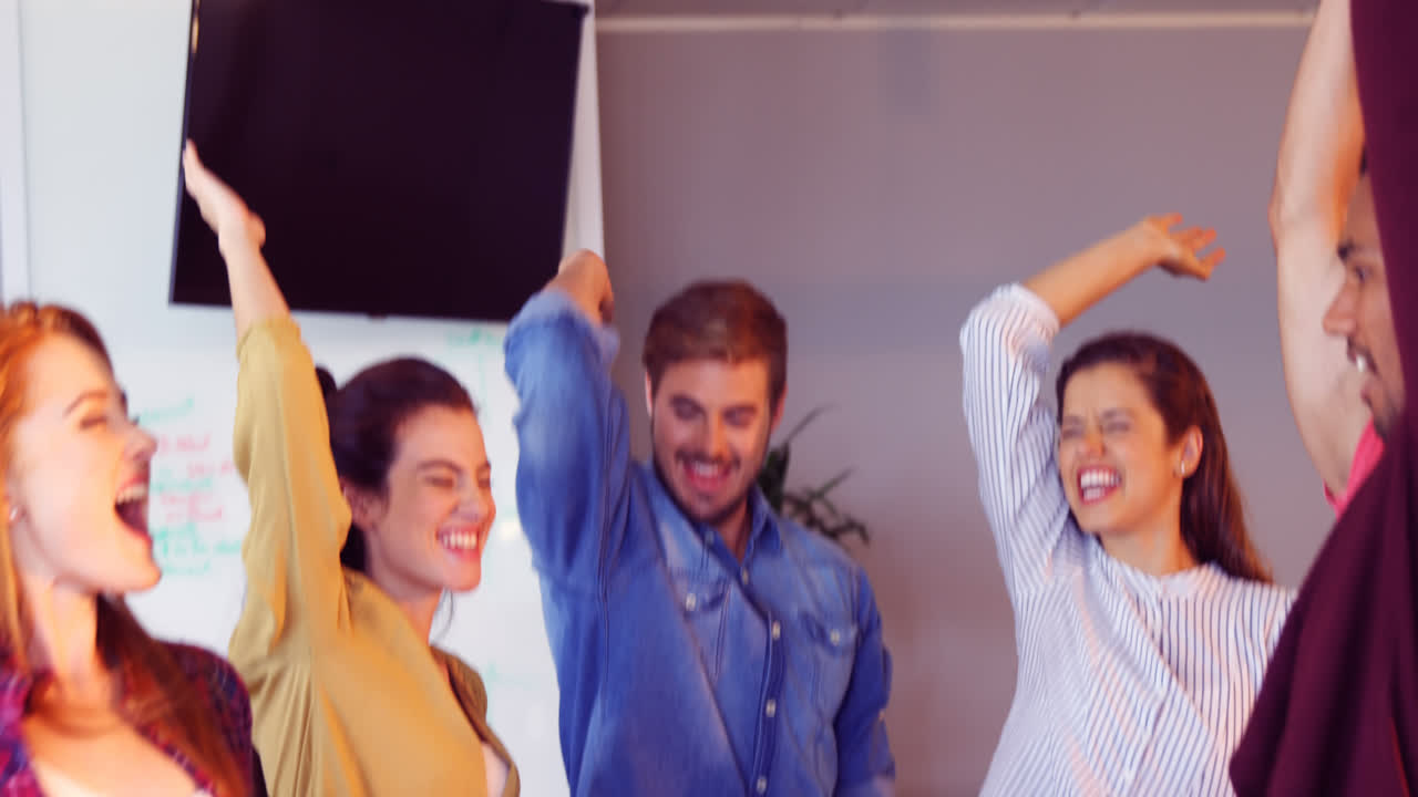 colegas de negocios formando una pila de manos