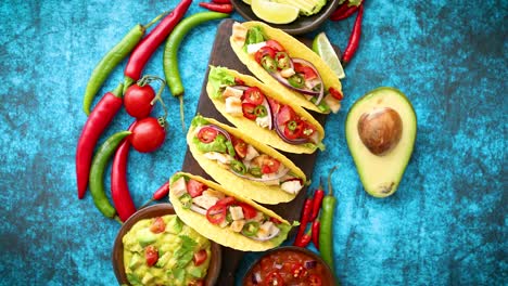 taco mexicano con carne de pollo jalapeño verduras frescas servidas con guacamole