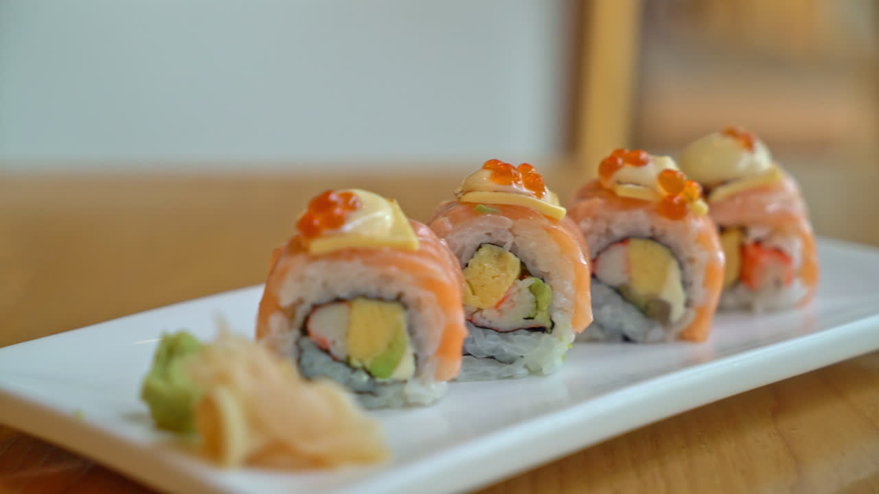 Laksesushi-rulle med ost på toppen - japansk madstil
