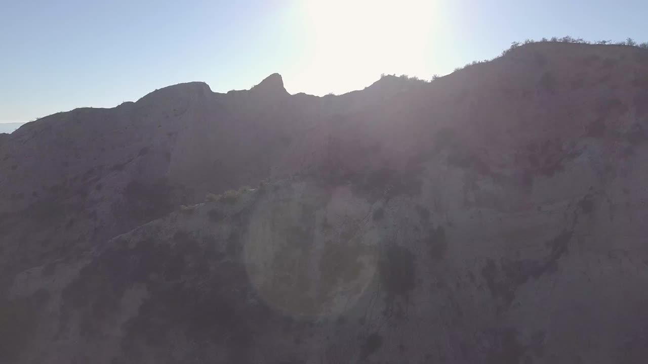 drone revelando dos enormes montañas californianas