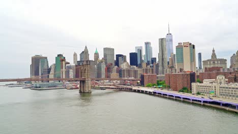skyline of downtown new york with the brooklyn bridge