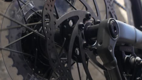 Spinning-Rear-Bike-Cassette-On-Hub-With-Disc-Brake