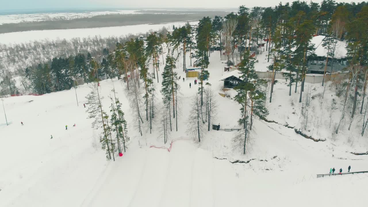 Komfortabelt skianlegg på slak, hvit snøbakke