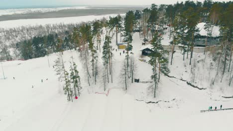 cómoda estación de esquí ubicada en una colina de nieve blanca de ángulo bajo