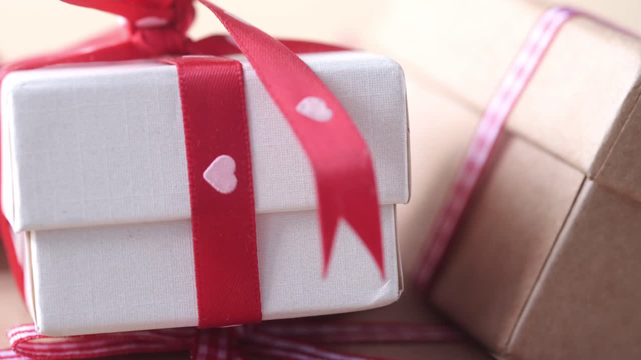 빨간 리본으로 된 선물 상자