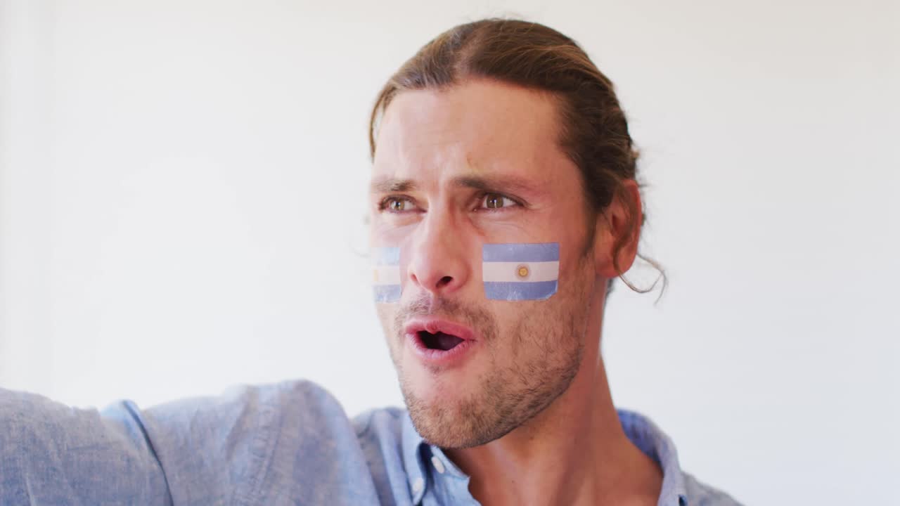 아르헨티나의  ⁇ 발을 들고 환호하는 행복한 백인 남자의 이미지