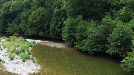 Toma-Aérea-En-Canoa-En-Kayak-Bajo-Algunos-árboles-En-El-Río-Tarn,-Francia