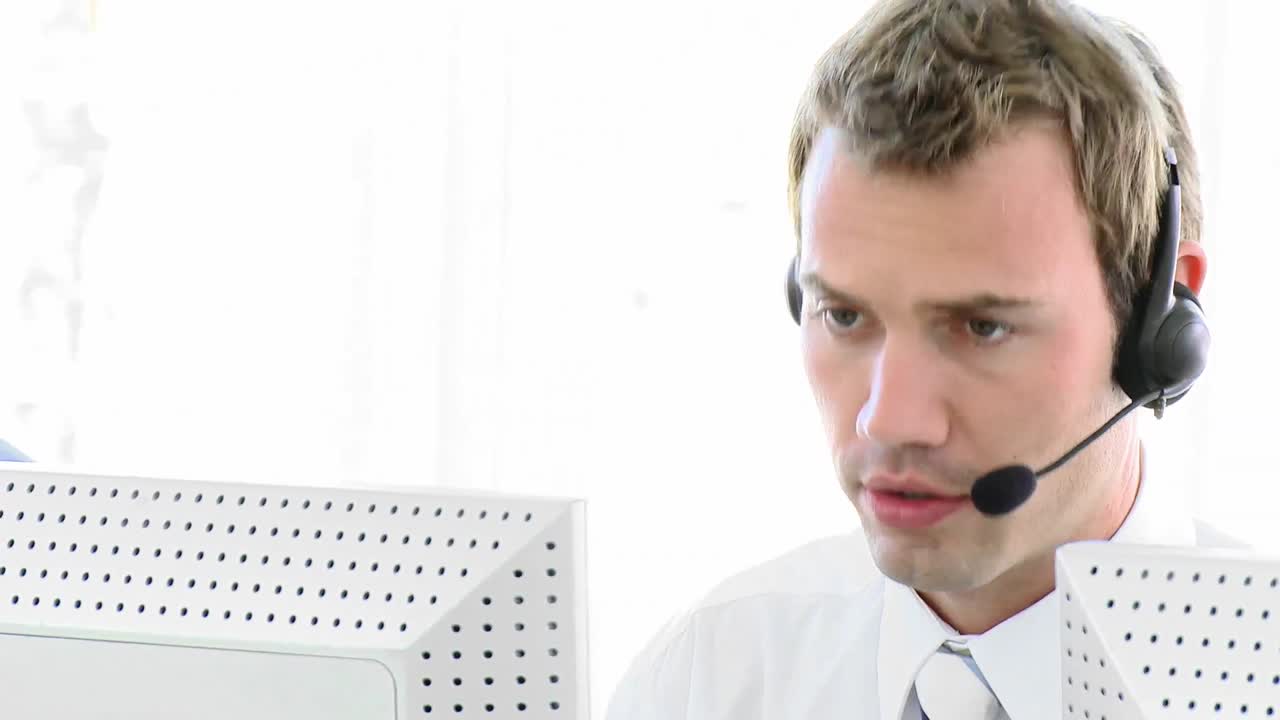 joven hombre de negocios que trabaja en un centro de llamadas