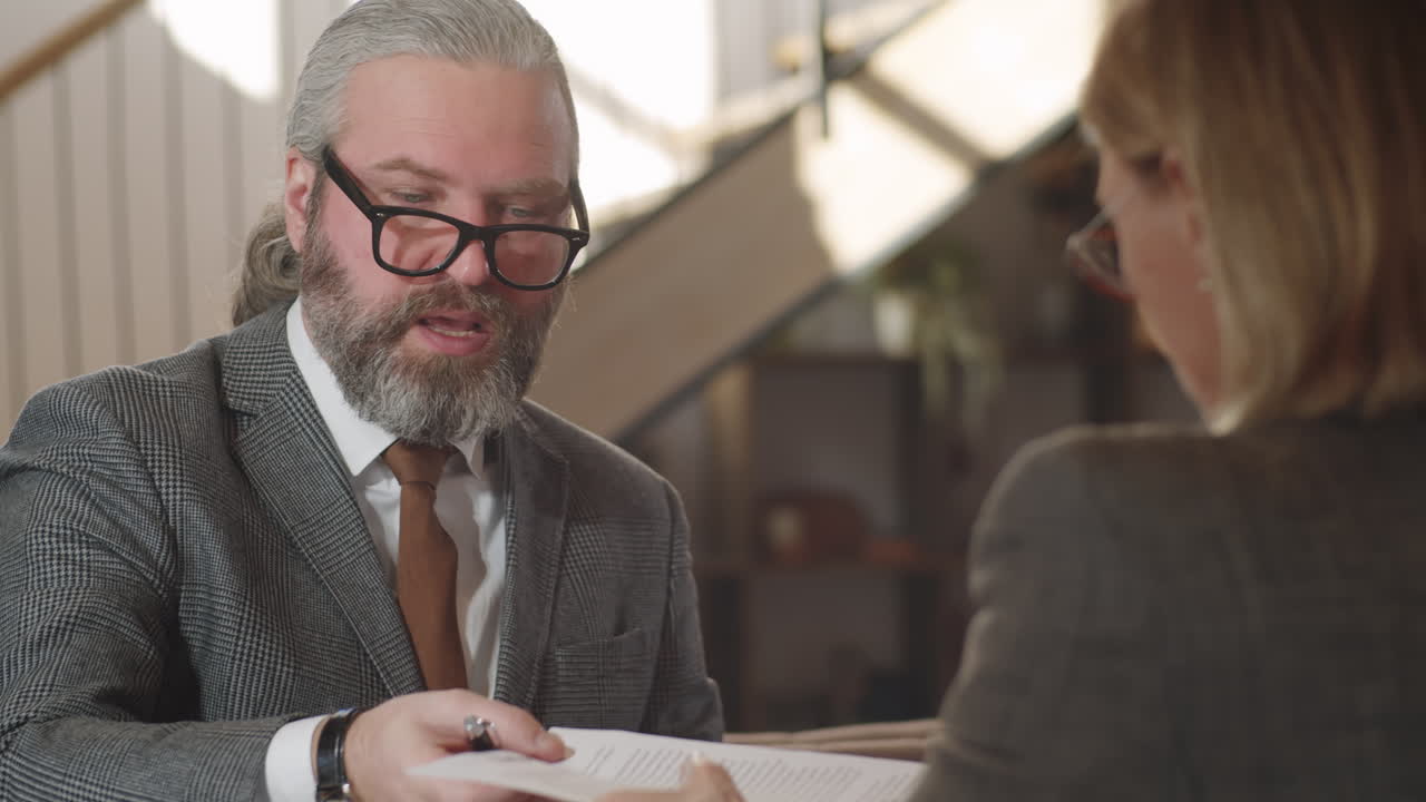 Uomo d'affari anziano che discute un accordo con un collega al ristorante