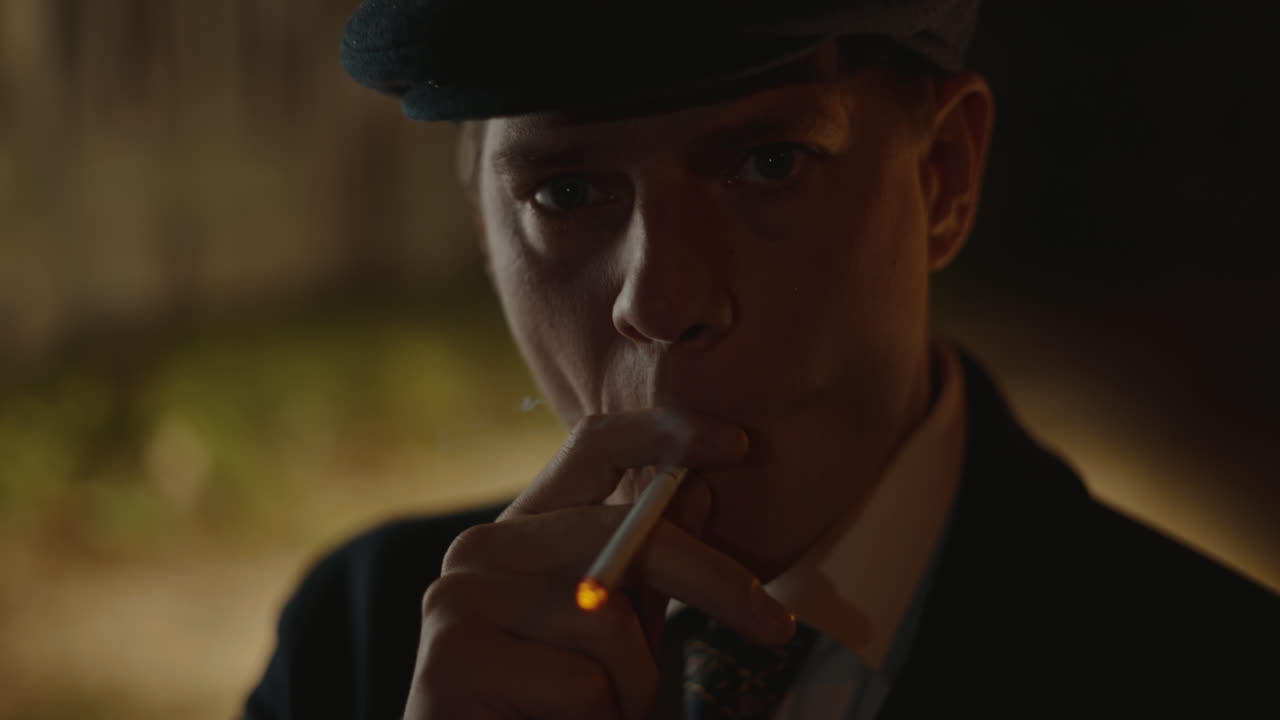 hombre fumando cigarrillo