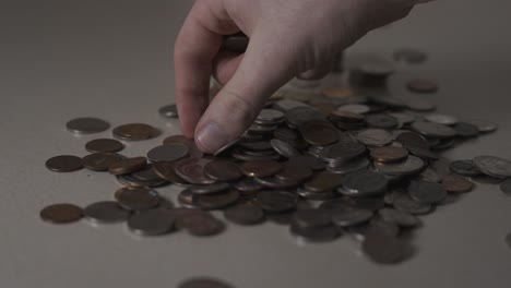 recogiendo monedas en cámara lenta extrema
