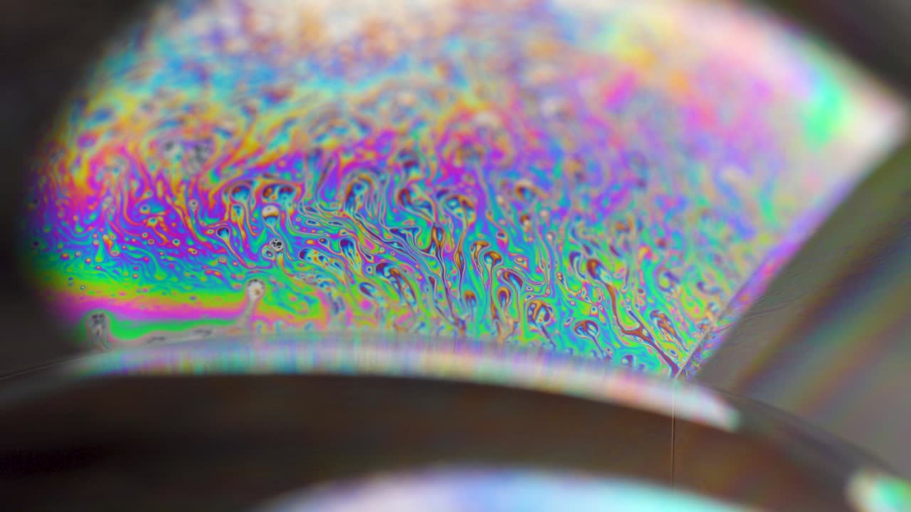 비누 거품에서 피시델릭 추상 행성, 비누 거울에서 빛의 굴절, 비누 버블에서 매크로 클로즈업, 검은 바탕에 무지개 색상, 우주 또는 행성 모델, 우주, 우주 은하.