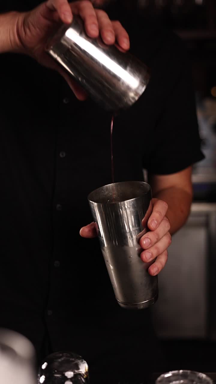 Barista che prepara un cocktail