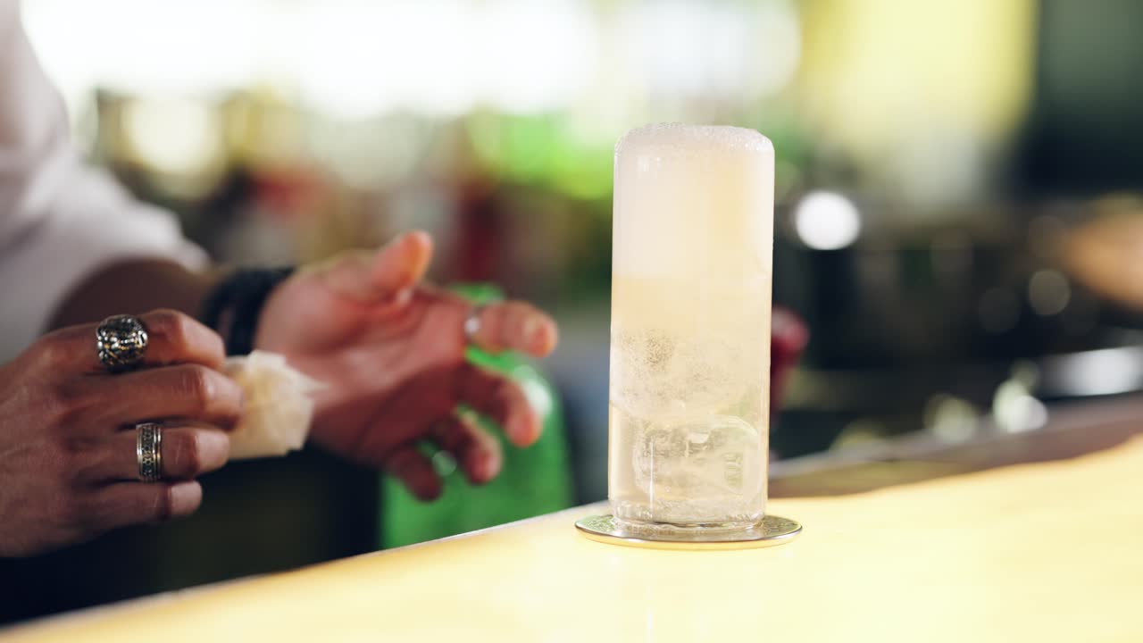 Barda Servis Edilen Buzlu, Ferahlatıcı Köpüklü Bir İçecek