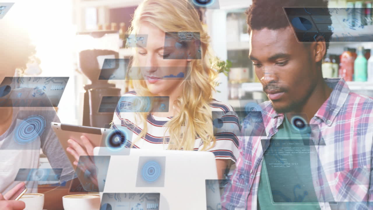 animación de pantallas de interfaz sobre diversos colegas utilizando dispositivos multimedia en el café