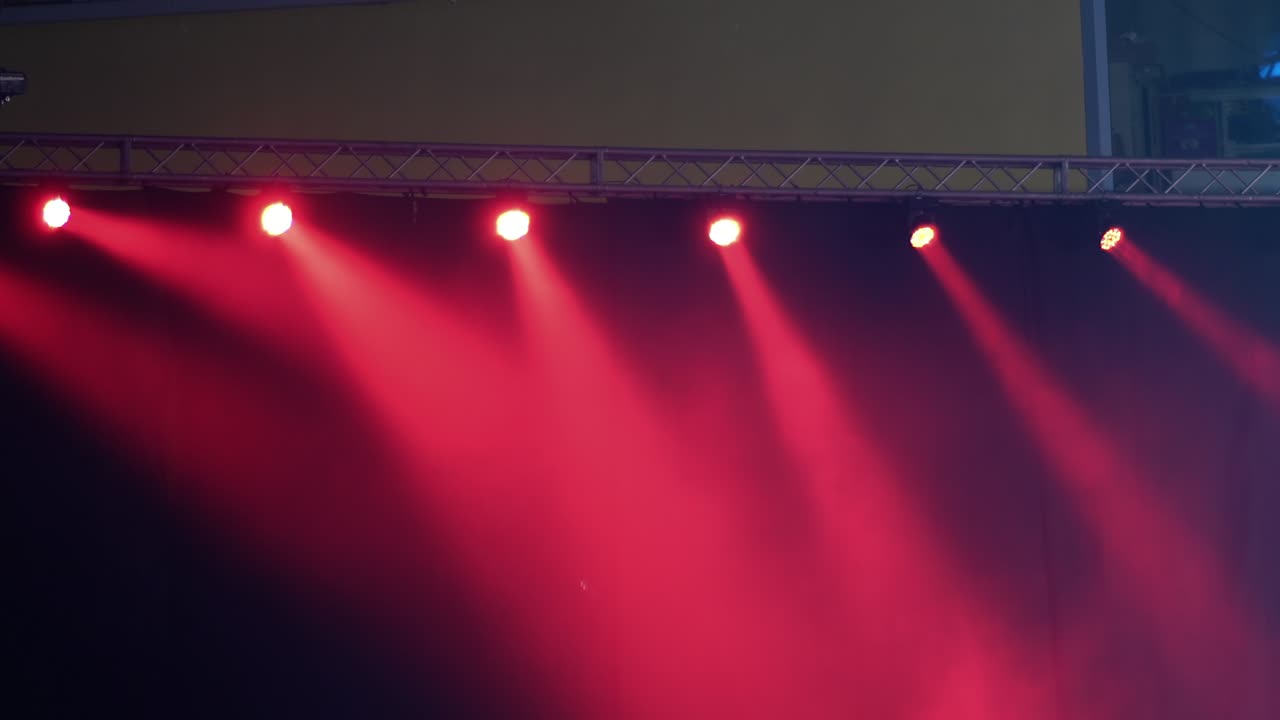 escenario libre con luces, dispositivos de iluminación