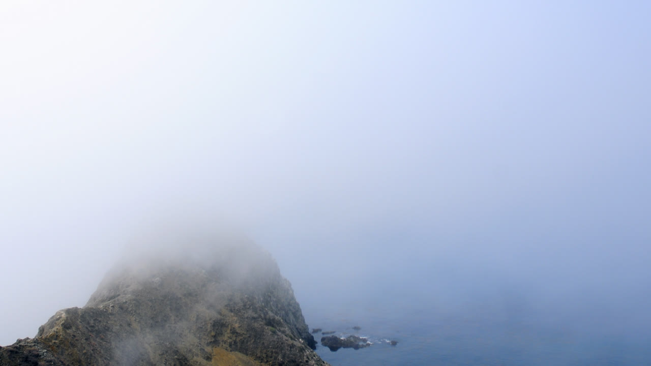남부 캘리포니아의 채널 섬 중 하나의 산마루 위로 움직이는 구름의 시간 경과