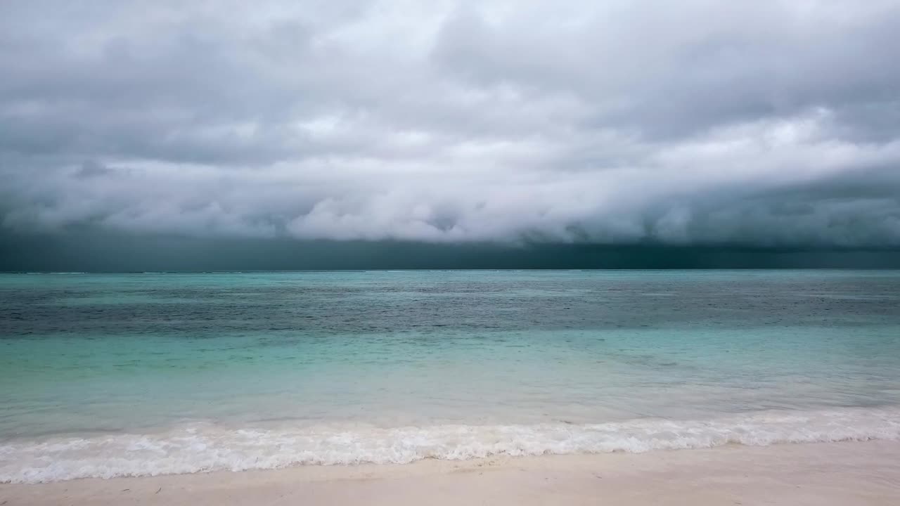 2019년 아프리카 잔지바르에서 번개가 치는 빈 낙원 백사장 꿈의 해변 낮 시간으로 큰 무서운 뇌우를 촬영한 최고의 공중 비행 드론