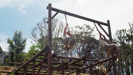 soldados militares subiendo la cuerda durante el curso de obstáculos 4k