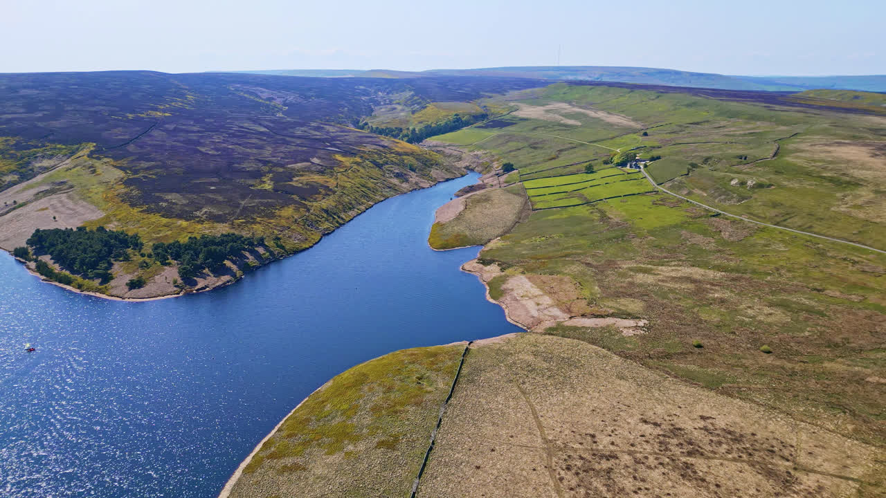 imágenes aéreas del embalse de winscar en yorkshire, reino unido.
