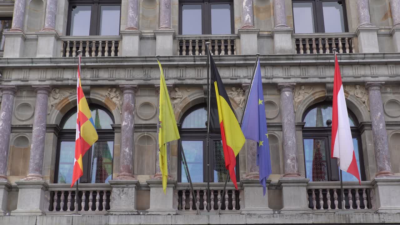 Bandiere di diversi paesi europei e dell'Unione Europea appese all'esterno del Municipio di Anversa.