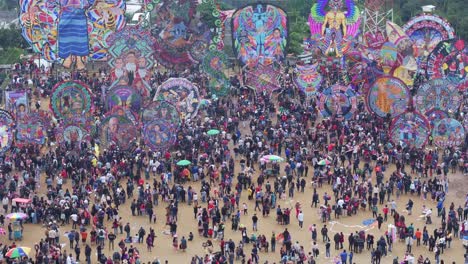 Volando-Sobre-El-Festival-De-Cometas-De-Sumpango-Durante-Todo-El-Día-De-Los-Santos-En-Sumpango,-Aéreo