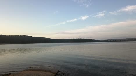 Volando-Bajo-Sobre-El-Lago