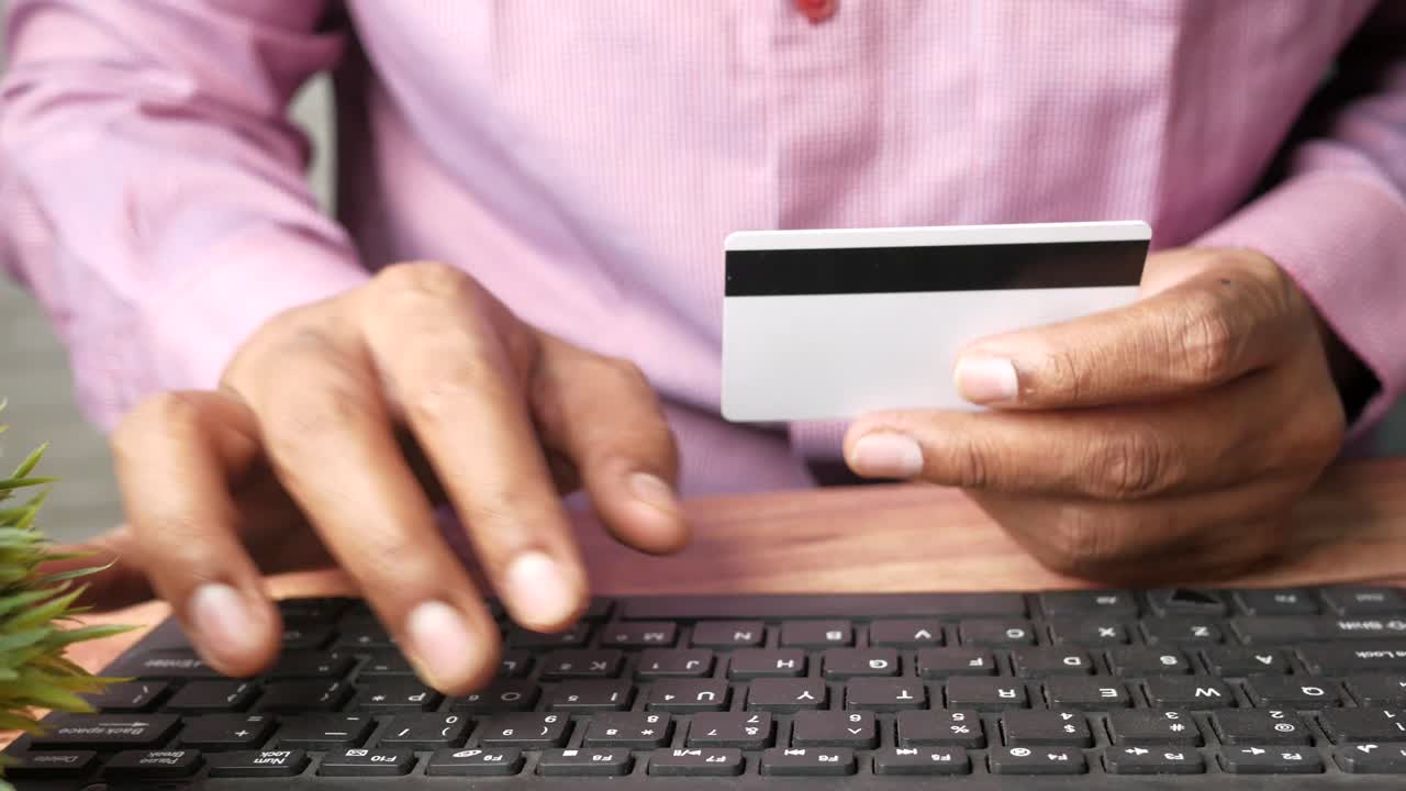 Persona che usa una carta di credito per acquisti online