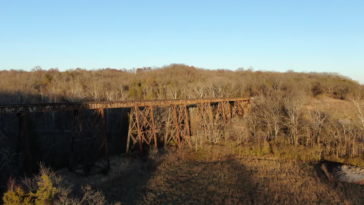 disparo aéreo empujando hacia el papa lick caballete de ferrocarril en louisville kentucky al atardecer