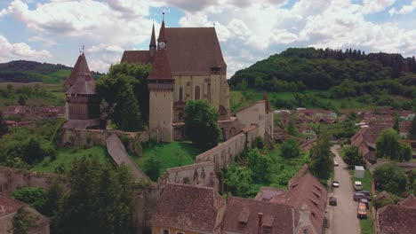 Ein-Von-Links-Nach-Rechts-Fliegender-Drohnenschuss-Zeigt-Die-Befestigte-Kirche-Von-Birthälm