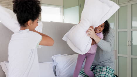 pelea de almohadas, padres felices