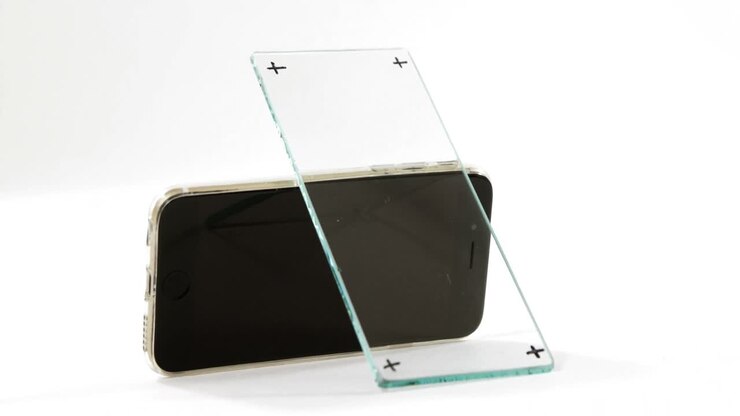 крупный план мобильного телефона и стеклянной стойки