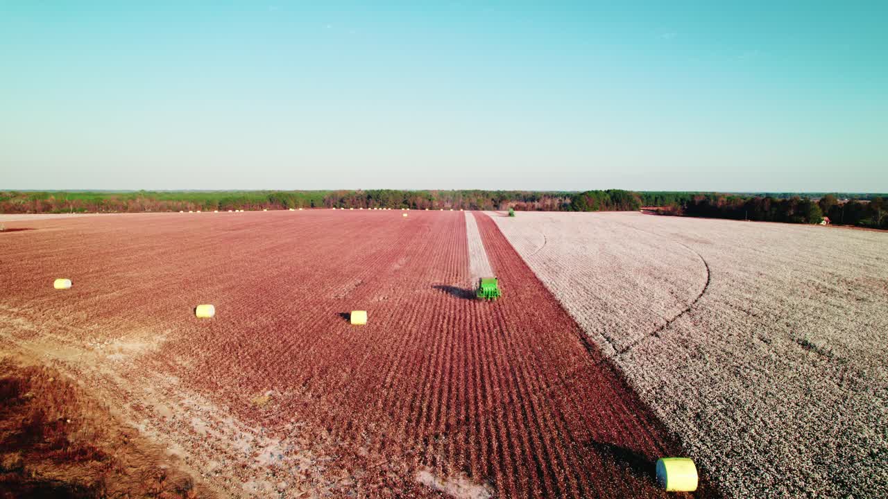 fotografía aérea de una cosechadora en un vasto campo de algodón en abbeville, georgia