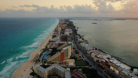 Vista-Aerea-De-Cancun,-Mexico-Llena-De-Turismo-Y-Una-Hermosa-Puesta-De-Sol