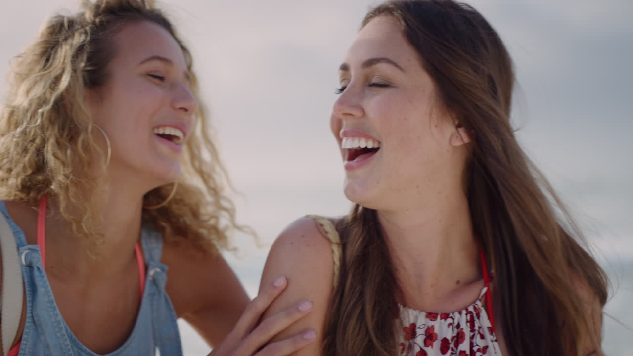 아름다운 금발 여성이  ⁇ 에 놀라운 키스를 주는 여자 친구들이 해변에서  ⁇ 은 날을 즐기고 슬로우 모션