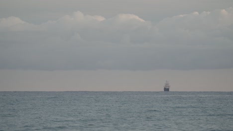 Galeone-Aus-Dem-16.-Jahrhundert,-Andalusisches-Nachbauschiff,-Das-An-Einem-Bewölkten-Tag-Bei-Sonnenaufgang-In-Der-Ferne-Im-Mittelmeer-Segelt