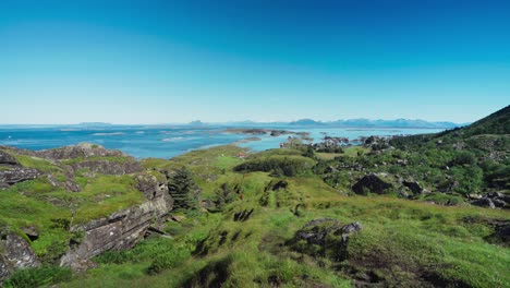 Klarer-Blauer-Himmel-über-Der-Insel-Lovund-Vor-Der-Küste-Norwegens