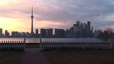 Eine-Schöne-Aufnahme-Der-Skyline-Von-Toronto-Zur-Goldenen-Stunde-Von-Einer-Der-Inseln-Der-Stadt