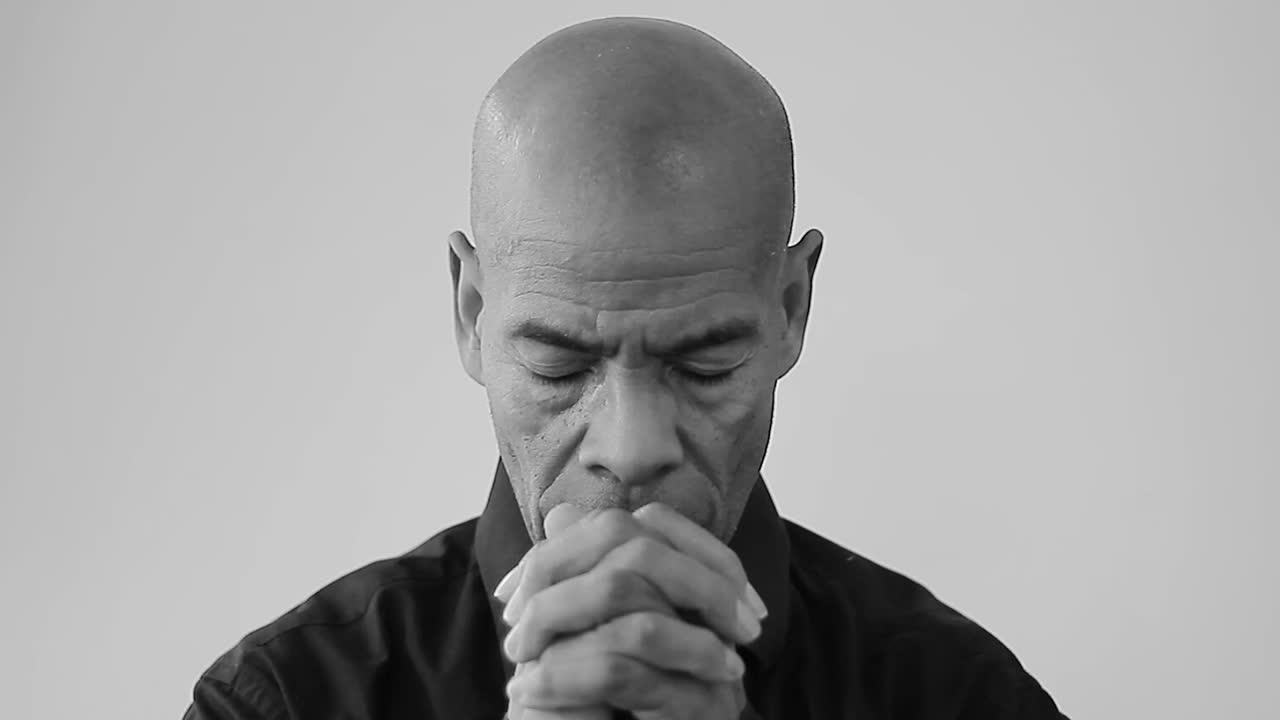 Persona religiosa e fedele che prega Dio con le mani giunte filmato video in stock