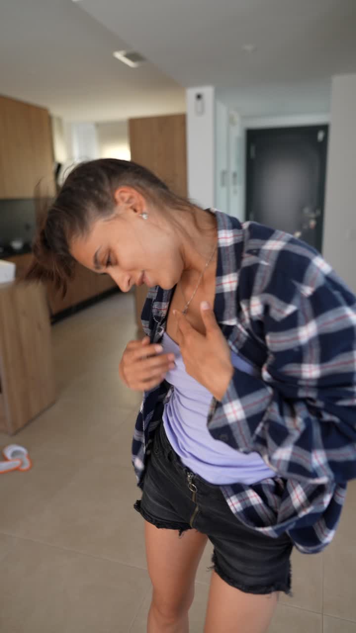 chica bailando en la sala de estar