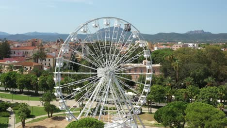 Emocionante-Vuelo-Junto-A-La-Rueda-De-La-Fortuna-En-El-Parque-De-Olbia-En-Cerdeña