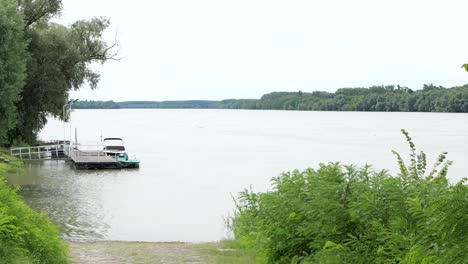 Embarcadero-De-Madera-En-Las-Tranquilas-Orillas-Del-Danubio-En-Europa