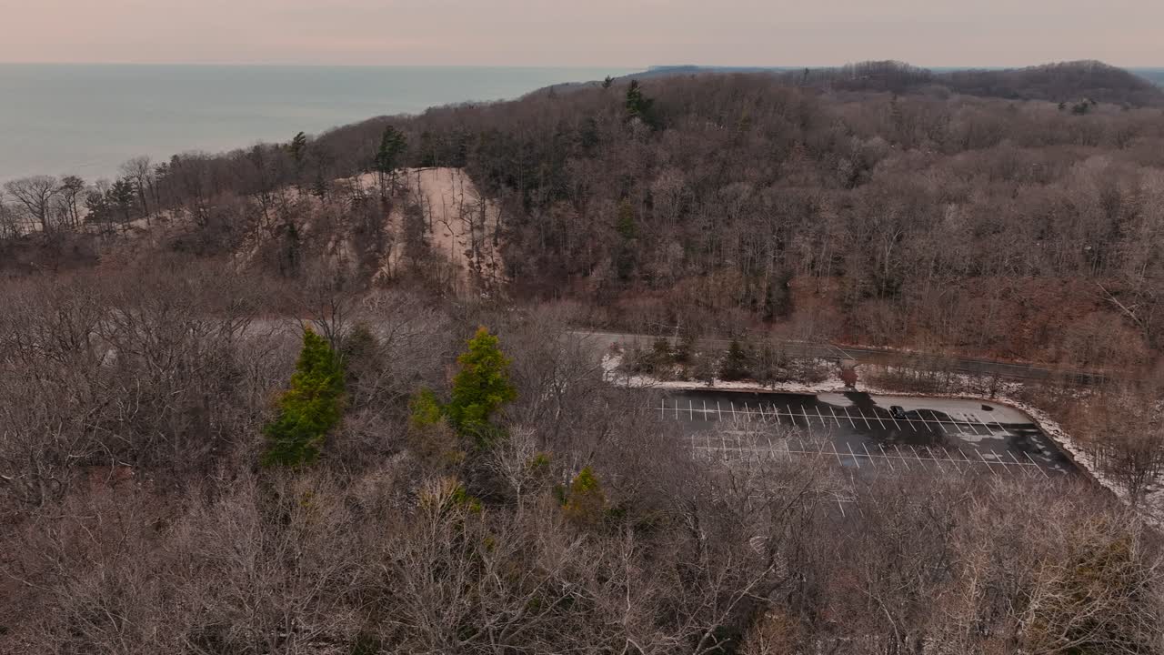 фиолетовый свет брызгает по песчаным холмам