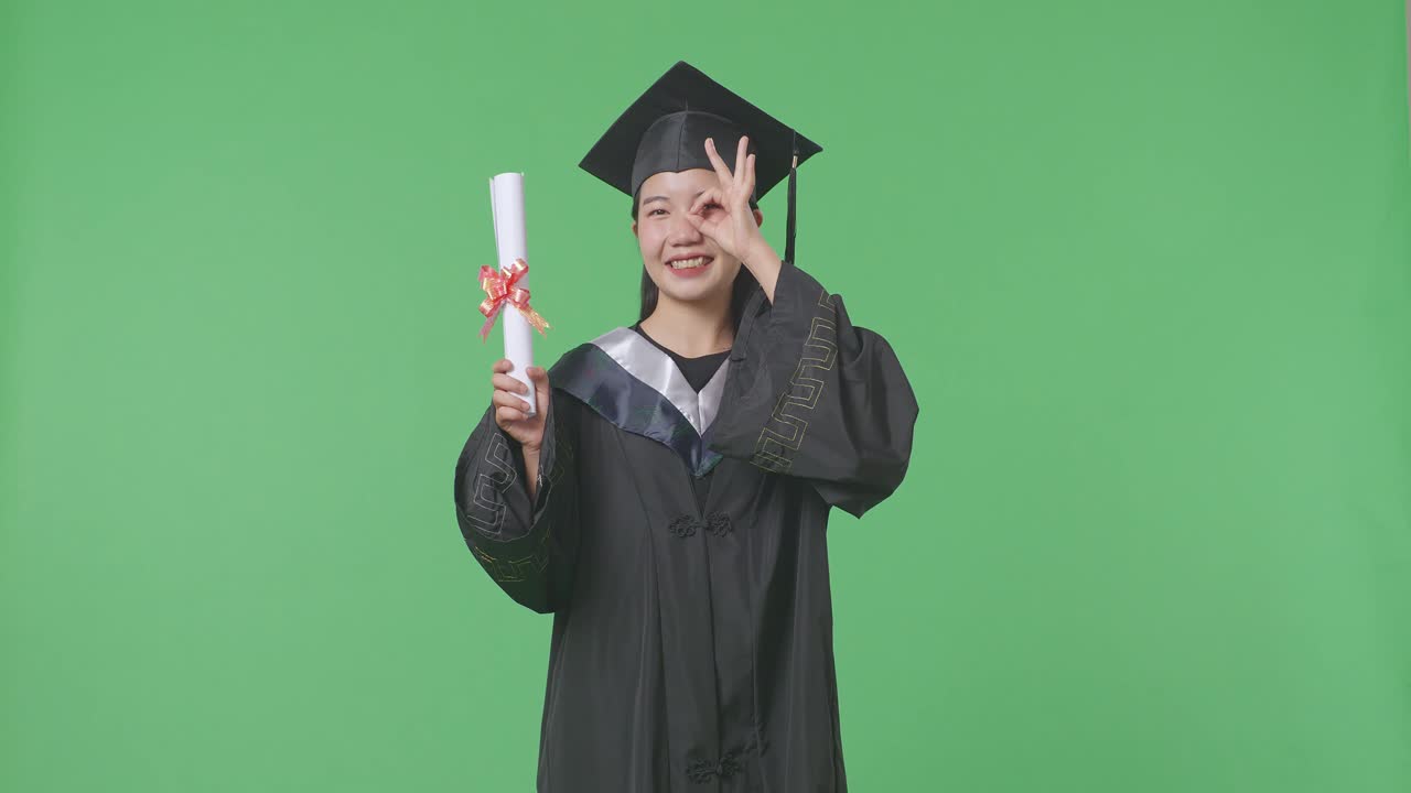 Felice laureato con un diploma