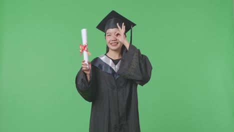 feliz de graduarse con un diploma