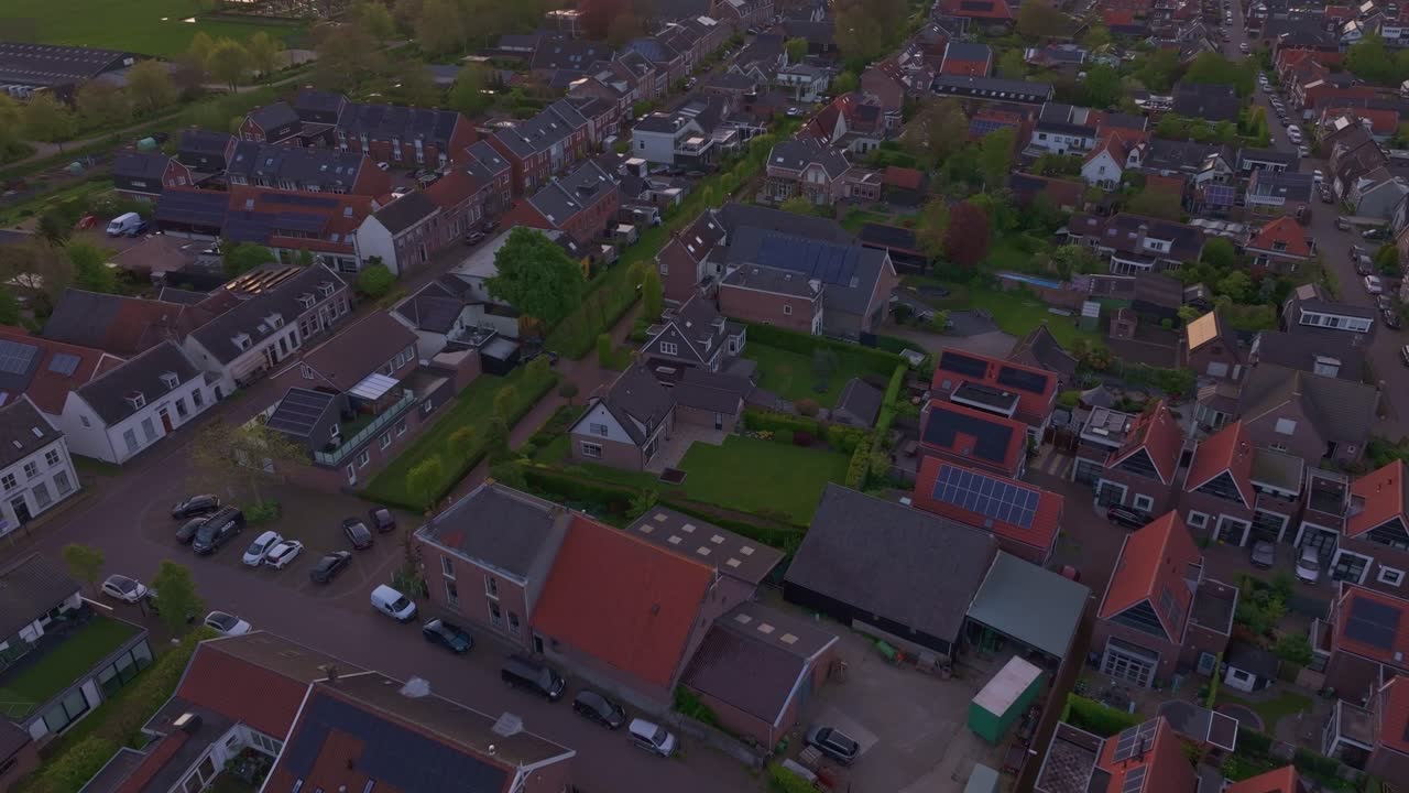 Aftenglød over landsbykirke og huse i Asperen, Holland